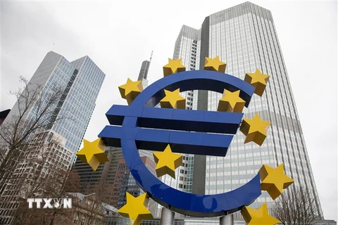 Biểu tượng đồng euro ở phía trước trụ sở Ngân hàng Trung ương châu Âu ở Frankfurt, Đức. (Ảnh: AFP/TTXVN)