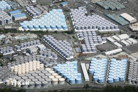 Các bể chứa nước thải nhiễm phóng xạ đã qua xử lý của nhà máy điện hạt nhân Fukushima số 1 ở Fukushima, Nhật Bản, ngày 22/8/2023. (Ảnh: Kyodo/TTXVN)