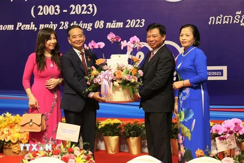 Đại sứ Việt Nam tại Campuchia Nguyễn Huy Tăng (phải) tặng quà cho Hội Khmer - Việt Nam tại Campuchia. (Ảnh: Hoàng Minh/TTXVN)