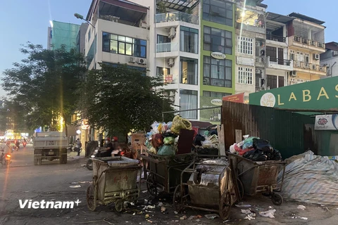 Rác thải sinh hoạt được tập kết tại một khu vực trước khi chuyển về địa điểm xử lý rác. (Nguồn: Vietnam+)
