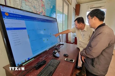 Hoạt động của tàu cá trên biển có gắn thiết bị giám sát hành trình được giám sát chặt chẽ tại Chi cục Thủy sản tỉnh Ninh Thuận. (Ảnh: Nguyễn Thành/TTXVN)