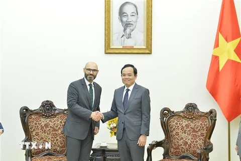 Phó Thủ tướng Trần Lưu Quang tiếp ông Marcin Czepelak, Tổng Thư ký Tòa Trọng tài thường trực (PCA). (Ảnh: Minh Đức/TTXVN)