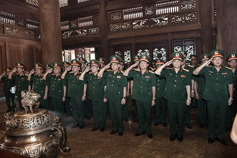 Đoàn đại biểu Quân ủy Trung ương, Bộ Quốc phòng dâng hương tưởng niệm Chủ tịch Hồ Chí Minh tại Nhà Tưởng niệm Chủ tịch Hồ Chí Minh, Khu Di tích K9-Đá Chông. (Nguồn: Báo Quân đội Nhân dân)