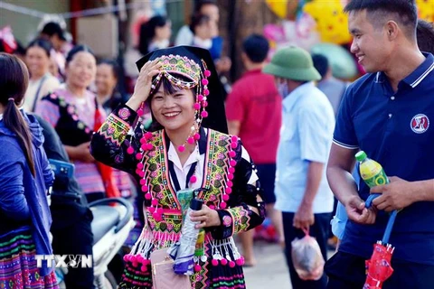 Thiếu nữ xúng xính quần áo tham dự Tuần Văn hóa-Du lịch huyện Mộc Châu. (Ảnh: Quang Quyết/TTXVN)