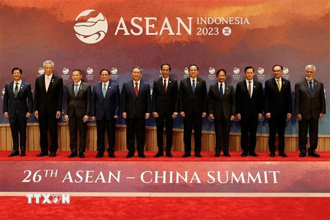 Các đại biểu chụp ảnh chung tại Hội nghị Cấp cao ASEAN-Trung Quốc. (Ảnh: AFP/TTXVN)
