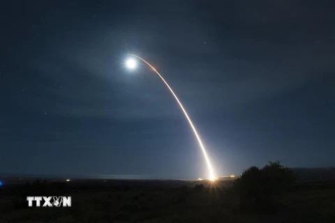 Một vụ phóng thử Tên lửa Đạn đạo Xuyên Lục địa (ICBM) Minuteman III tại căn cứ Vandenberg, bang California, Mỹ ngày 5/2/2020. (Ảnh: AFP/TTXVN)