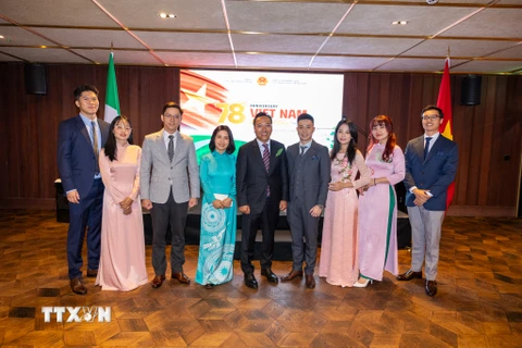 Đại sứ Nguyễn Hoàng Long cùng các thành viên Ban Chấp hành Lâm thời và Ban Cố vấn Hội Sinh viên Việt Nam tại Ireland. (Nguồn: TTXVN phát) 