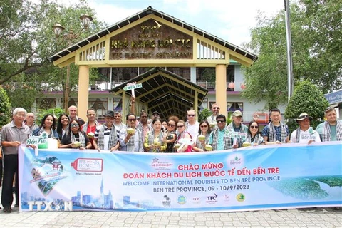 Đoàn Famtrip quốc tế với 27 lữ hành quốc tế đến từ 15 quốc gia đến Bến Tre tham quan, khảo sát sản phẩm du lịch. (Ảnh: Chương Đài/TTXVN)