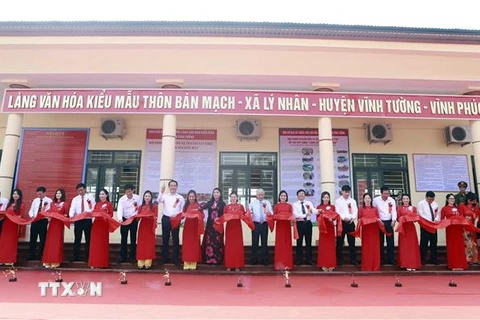 Chủ tịch Ủy ban Nhân dân Mặt trận Tổ quốc Việt Nam Đỗ Văn Chiến cùng lãnh đạo tỉnh Vĩnh Phúc cắt băng khánh thành Khu thiết chế văn hóa, thể thao thôn Bản Mạch, xã Lý Nhân, huyện Vĩnh Tường, tỉnh Vĩnh Phúc. (Ảnh: Hoàng Hùng/TTXVN)