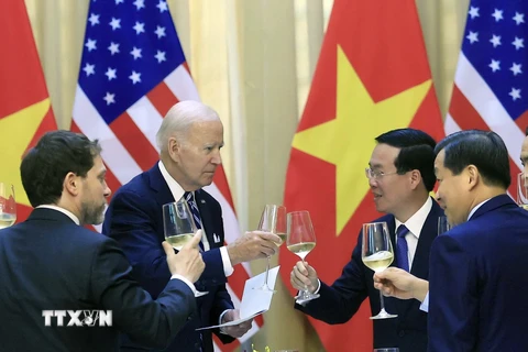 Chủ tịch nước Võ Văn Thưởng và Tổng thống Hoa Kỳ Joe Biden nâng ly chúc mừng. (Ảnh: Thống Nhất/TTXVN)