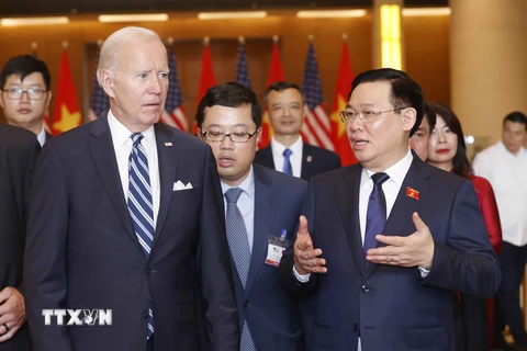 Chủ tịch Quốc hội Vương Đình Huệ trao đổi với Tổng thống Hoa Kỳ Joe Biden. (Ảnh: Doãn Tấn/TTXVN)