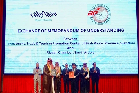Ký kết văn bản hợp tác giữa Trung tâm Xúc tiến Đầu tư, Thương mại và Du lịch tỉnh Bình Phước và Phòng Thương mại và Công nghiệp Riyadh trong khuôn khổ Diễn đàn. (Nguồn: Báo Công Thương)