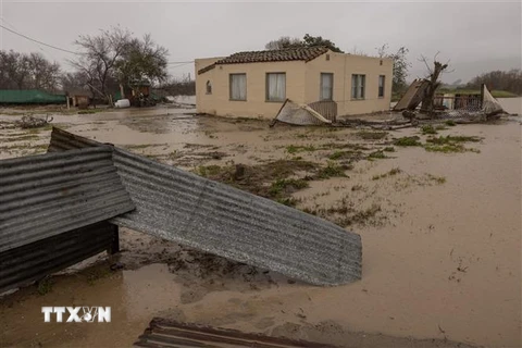Cảnh ngập lụt sau cơn bão ở Chualar, California, Mỹ, ngày 14/1/2023. (Ảnh: AFP/TTXVN)
