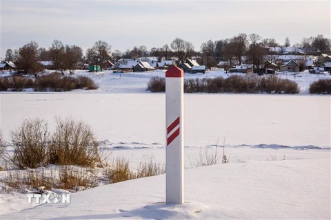 Cột mốc biên giới giữa Latvia và Belarus ở Piedruja, Latvia. (Ảnh: AFP/TTXVN)
