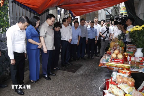 Chủ tịch Quốc hội Vương Đình Huệ đến thắp hương tưởng nhớ nạn nhân vụ cháy chung cư mini ở Khương Đình. (Ảnh: Doãn Tấn/TTXVN)
