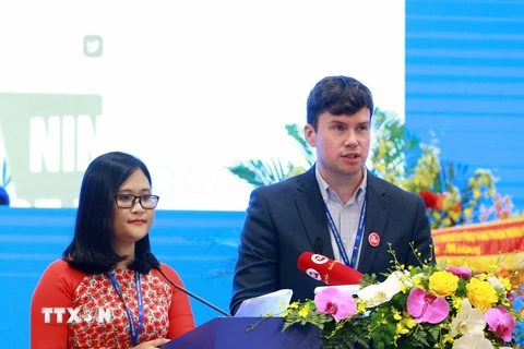 Chủ tịch Diễn đàn Nghị sỹ Trẻ IPU, Nghị sỹ Vương quốc Anh Dan Carden và Đại biểu Quốc hội Việt Nam Hà Ánh Phượng trình bày và thông qua Tuyên bố Hội nghị về Vai trò của Giới Trẻ trong việc thúc đẩy thực hiện các Mục tiêu Phát triển Bền vững thông qua Chuy