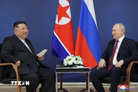 Nhà lãnh đạo Triều Tiên Kim Jong-un (trái) trong cuộc gặp Tổng thống Nga Vladimir Putin ở thành phố Vladivostok (Nga), ngày 13/9/2023. (Ảnh: Yonhap/TTXVN)