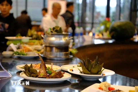 Các tác phẩm sau khi chấm điểm được trưng bày để xác lập kỷ lục ẩm thực Việt Nam sự kiện chế biến và công diễn cùng lúc “100 món ăn từ cây atiso Đà Lạt”. (Ảnh: Nguyễn Dũng/TTXVN)