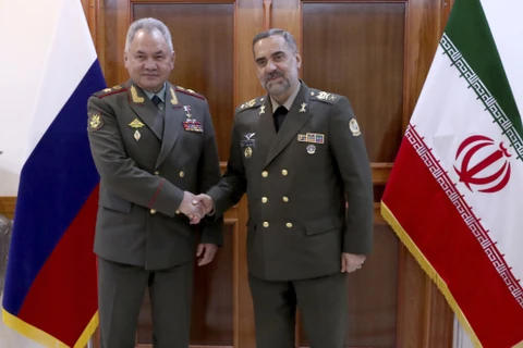 Bộ trưởng Quốc phòng Iran Mohammad-Reza Ashtiani và người đồng cấp Nga Sergei Shoigu. (Nguồn: AP)