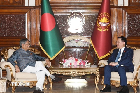 Chủ tịch Quốc hội Vương Đình Huệ hội kiến Tổng thống Bangladesh Mohammed Shahabuddin. (Ảnh: TTXVN)