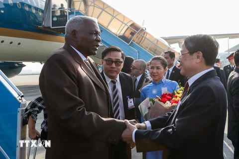 Phó Chủ tịch Quốc hội Nguyễn Đức Hải đón Chủ tịch Quốc hội Esteban Lazo Hernandez tại Sân bay Quốc tế Nội Bài. (Ảnh: TTXVN phát)