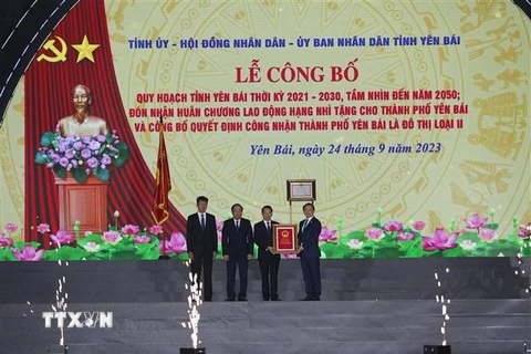 Phó Thủ tướng Chính phủ Trần Hồng Hà trao Quyết định của Thủ tướng Chính phủ phê duyệt Quy hoạch tỉnh Yên Bái thời kỳ 2021-2030, tầm nhìn đến năm 2050 cho lãnh đạo tỉnh Yên Bái. (Ảnh: Việt Dũng/TTXVN)