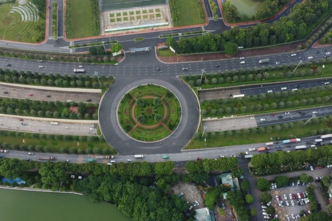 Đại lộ Thăng Long dài 29 km, bắt đầu tại ngã tư giao cắt giữa đường này với đường Phạm Hùng - Khuất Duy Tiến - Trần Duy Hưng nằm trong ranh giới giữa quận Cầu Giấy và quận Nam Từ Liêm. (Ảnh: Huy Hùng - TTXVN)