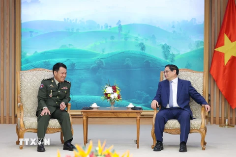 Thủ tướng Phạm Minh Chính tiếp Đại tướng Vong Pisen, Tổng Tư lệnh Quân đội Hoàng gia Campuchia. (Ảnh: Dương Giang/TTXVN)