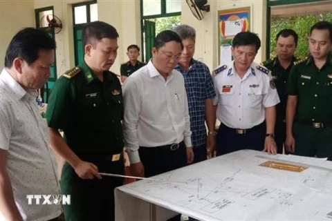 Lãnh đạo UBND tỉnh Quảng Nam thảo luận cùng Bộ đội Biên phòng tỉnh về phương án tìm kiếm các ngư dân gặp nạn. (Ảnh: Đoàn Hữu Trung/TTXVN)
