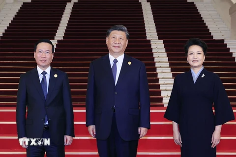 Chủ tịch nước Võ Văn Thưởng chụp ảnh chung với Tổng Bí thư, Chủ tịch Trung Quốc Tập Cận Bình và Phu nhân. (Ảnh: Thống Nhất/TTXVN)