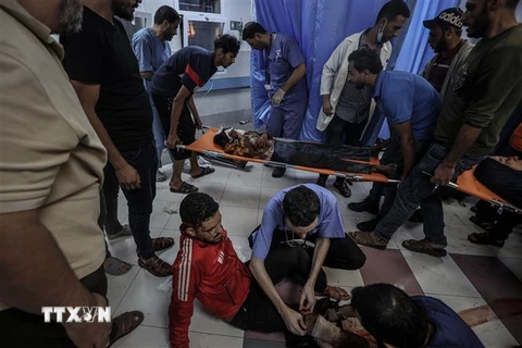 Hàng chục người bị thương trong vụ tấn công nhằm vào bệnh viện Al-Ahli al-Arabi ở trung tâm thành phố Gaza, tối 17/10/2023. (Ảnh: AA/TTXVN)