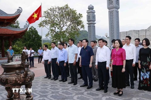 Chủ tịch Quốc hội Vương Đình Huệ tưởng nhớ Chủ tịch Hồ Chí Minh. (Ảnh: Doãn Tấn/TTXVN)