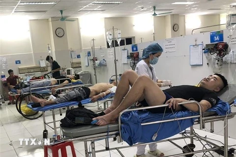 Các bệnh nhân điều trị tại Bệnh viện Đa khoa tỉnh Bắc Kạn. (Ảnh TTXVN phát)