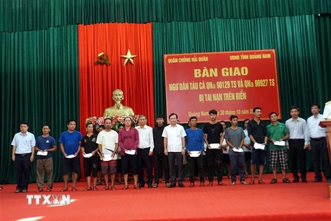 Lãnh đạo huyện Núi Thành tặng quà, hỗ trợ các nạn nhân. (Ảnh: Trịnh Bang Nhiệm/TTXVN)