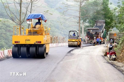 Thi công cải tạo, nâng cấp Tỉnh lộ 156 của Lào Cai. (Ảnh: Hồng Ninh/TTXVN)