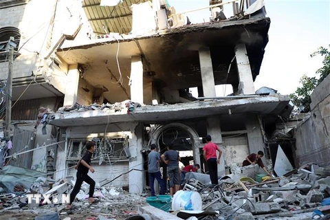 Tòa nhà bị phá hủy sau một cuộc không kích của Israel xuống thành phố Rafah ở Dải Gaza, ngày 21/10/2023. (Ảnh: THX/TTXVN)