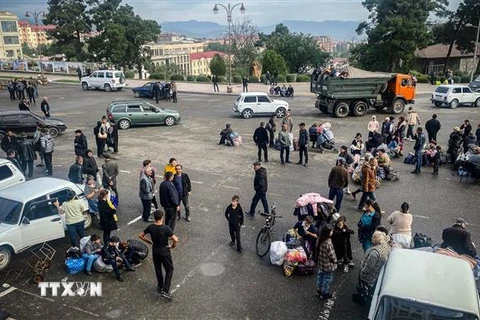 Người dân chờ sơ tán khỏi thành phố Stepanakert, Nagorny-Karabakh ngày 26/9/2023. (Ảnh: AFP/TTXVN)