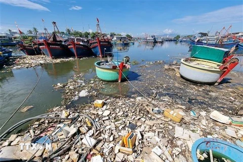 Rác thải tại khu vực vào cảng cá Đông Hải, phường Đông Hải, thành phố Phan Rang-Tháp Chàm. (Ảnh: Nguyễn Thành/TTXVN)