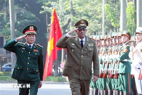 Thượng tướng Nguyễn Tân Cương và Thượng tướng Roberto Legrá Sotolongo duyệt Đội Danh dự Quân đội Nhân dân Việt Nam. (Ảnh: An Đăng/TTXVN)