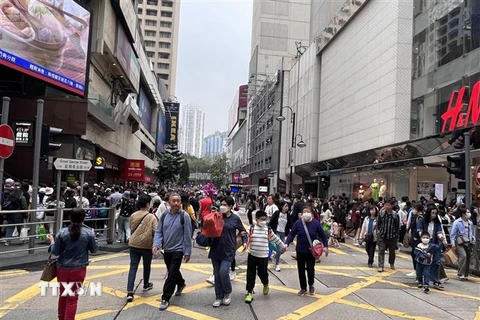 Người dân và du khách tham quan mua sắm ở khu vực Causeway, Hong Kong. (Ảnh: Mạc Luyện/TTXVN)