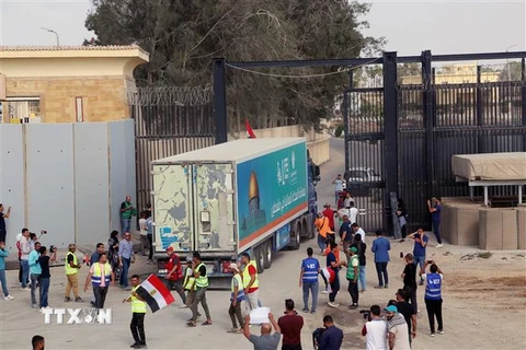 Xe chở hàng viện trợ tới Gaza qua cửa khẩu Rafah ngày 22/10/2023. (Ảnh: THX/TTXVN)