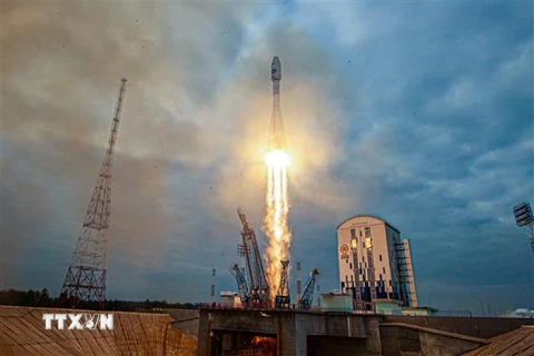 Tên lửa đẩy Soyuz-2.1b, mang theo tàu vũ trụ Luna-25, rời bệ phóng từ sân bay vũ trụ Vostochny ở vùng Viễn Đông, LB Nga ngày 11/8/2023. (Ảnh: AFP/TTXVN)
