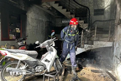 Hiện trường vụ cháy tại căn nhà số 42/21, đường Đồng Thiện, phường Kênh Dương (Lê Chân, thành phố Hải Phòng). (Ảnh: TTXVN phát)