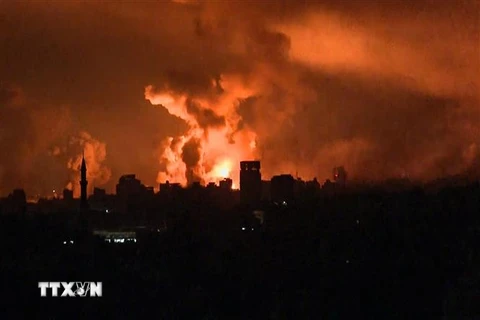 Khói lửa bốc lên sau vụ không kích của Israel xuống thành phố Gaza tối 27/10/2023. (Ảnh: AFP/TTXVN)