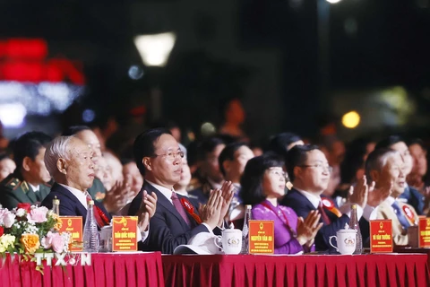 Chủ tịch nước Võ Văn Thưởng và các vị lãnh đạo, nguyên lãnh đạo Đảng, Nhà nước dự Lễ kỷ niệm 60 năm ngày thành lập tỉnh Quảng Ninh. (Ảnh: Thống Nhất/TTXVN)