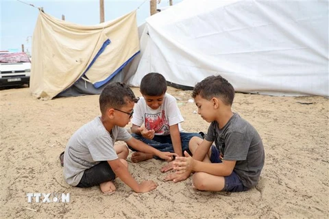 Trẻ em Palestine tại một trại tạm ở thành phố Khan Younis, miền Nam Dải Gaza ngày 27/10/2023. (Ảnh: THX/TTXVN)
