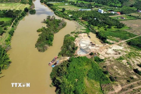 Toàn cảnh bến cát của Công ty Cổ phần đầu tư xây dựng và phát triển đô thị Sài Gòn-Đắk Nông tại xã Buôn Chóah, huyện Krông Nô. (Ảnh: Hưng Thịnh/TTXVN)