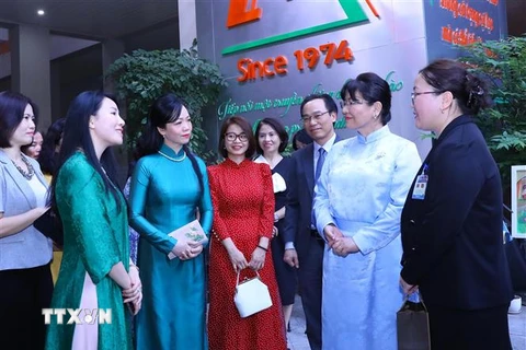 Phu nhân Tổng thống Mông Cổ Bolortsetseg Luvsandorj cùng Phu nhân Chủ tịch nước Phan Thị Thanh Tâm với các đại biểu. (Ảnh: Văn Điệp/TTXVN)