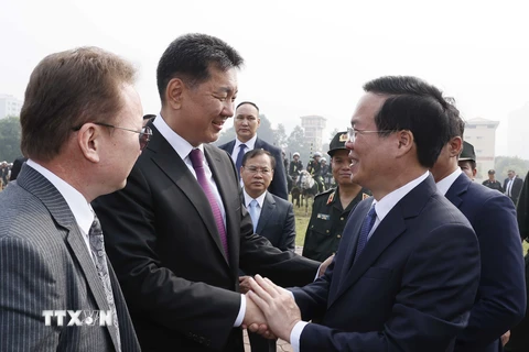 Chủ tịch nước Võ Văn Thưởng và Tổng thống Mông Cổ Ukhnaagiin Khurelsukh đến thăm Bộ Tư lệnh Cảnh sát cơ động. (Ảnh: Thống Nhất/TTXVN)