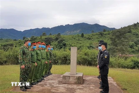 Các lực lượng chức năng thống nhất nội dung phối hợp song phương trên biên giới Việt Nam - Trung Quốc ngày 15/10/2020. (Ảnh: TTXVN phát)